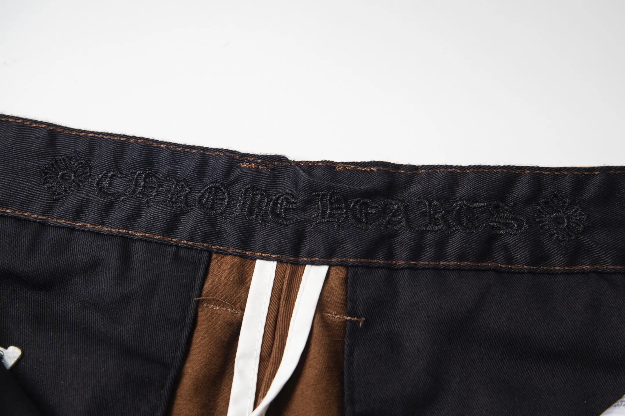 P260 Chrome Hearts | Chrome Hearts Brown Casual Cross Patched Leather Jeans - Full of exploring the ultimate in fashion, Chrome Hearts' new Chrome Hearts pants cleverly integrate camouflage cross, camouflage cross and other elements to break traditional boundaries. Mattyboy's clever fusion of overalls and khaki jeans, the same style, brings endless matching inspiration to fashionistas! Whether it is daily wear or a trendy try, these pants can bring you an excellent fashion experience. Style number: 1754# Color: casual brown Size: 28 30 32 34